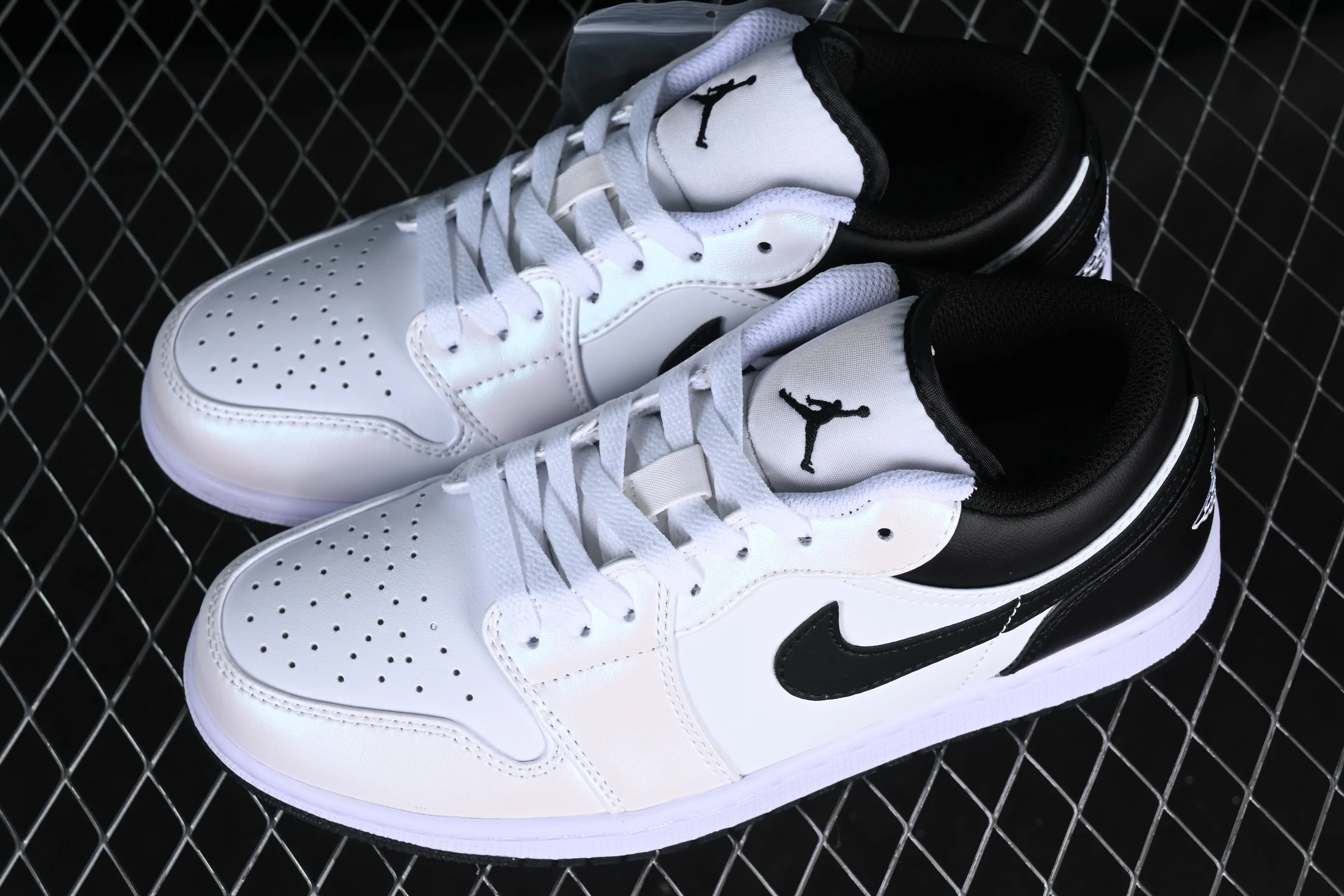 All categories Air Jordan Jordan series basketball shoes Air Jordan 1 Low Z version Air Jordan 1 Low "White and Black" AJ1 Joe 1 white and black color matching low-top cultural casual sneakers 553558-132